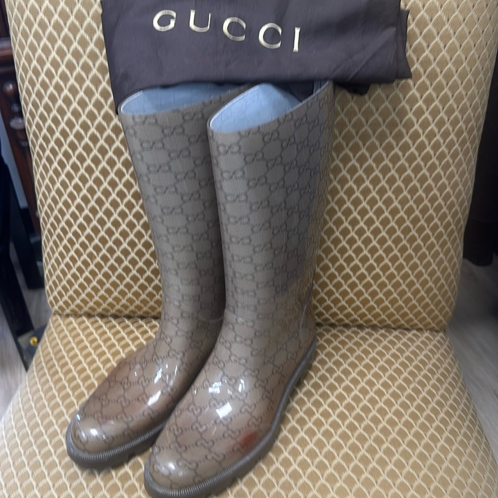 Gucci rain boots beige logo size 39